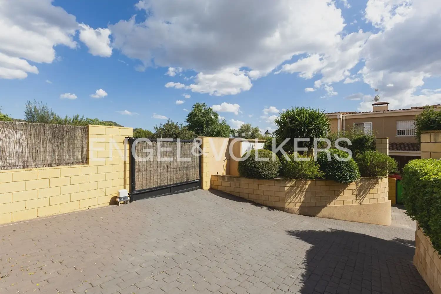 5 bedroom Townhouse for sale in Naquera with pool garage - € 350,000 (Ref: 9897965)