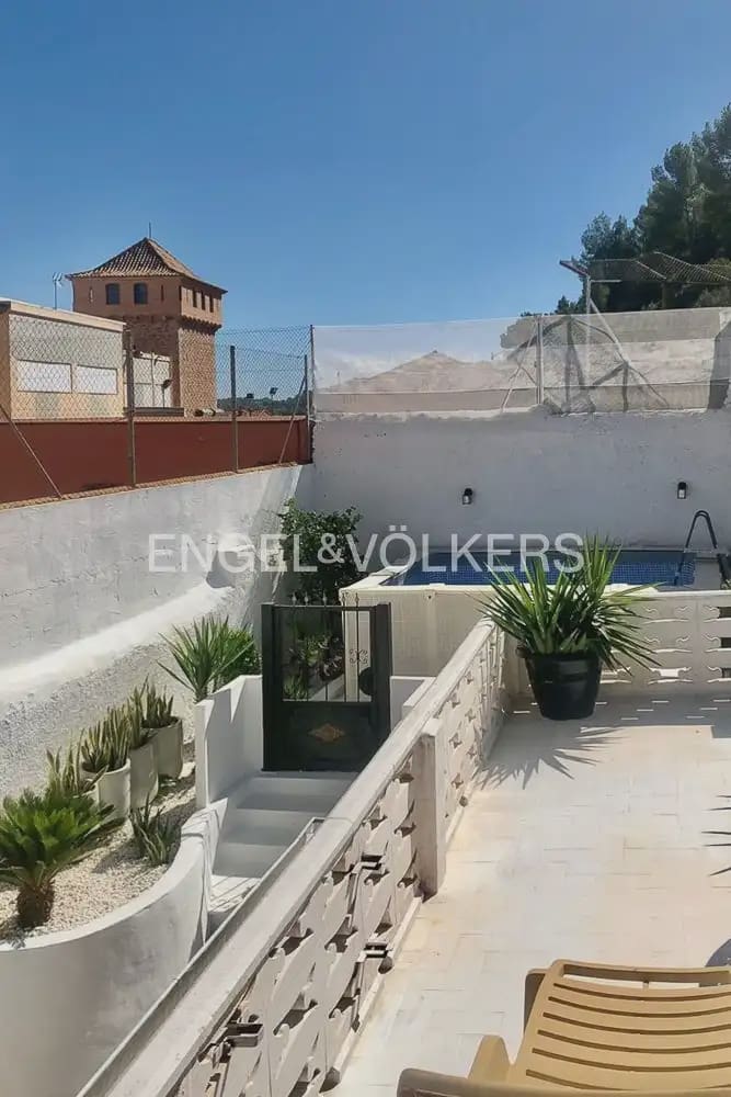 3 bedroom Townhouse for sale in Gilet with pool - € 280,000 (Ref: 9897971)