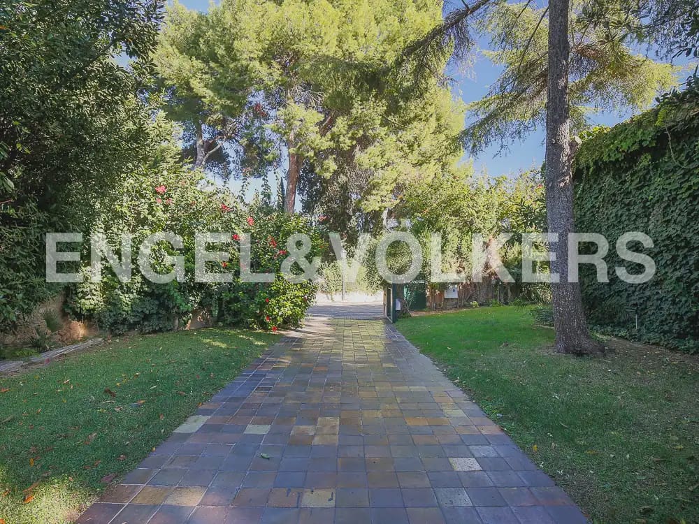 5 bedroom Villa for rent in Rocafort with pool garage - € 5,000 (Ref: 9897990)