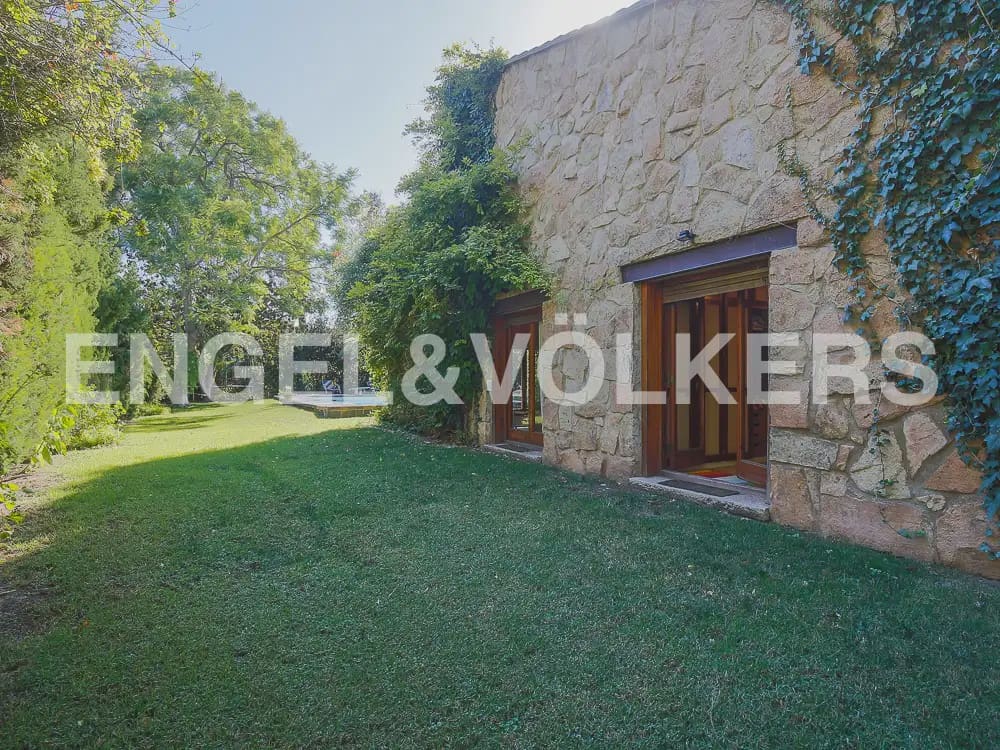 5 bedroom Villa for rent in Rocafort with pool garage - € 5,000 (Ref: 9897990)