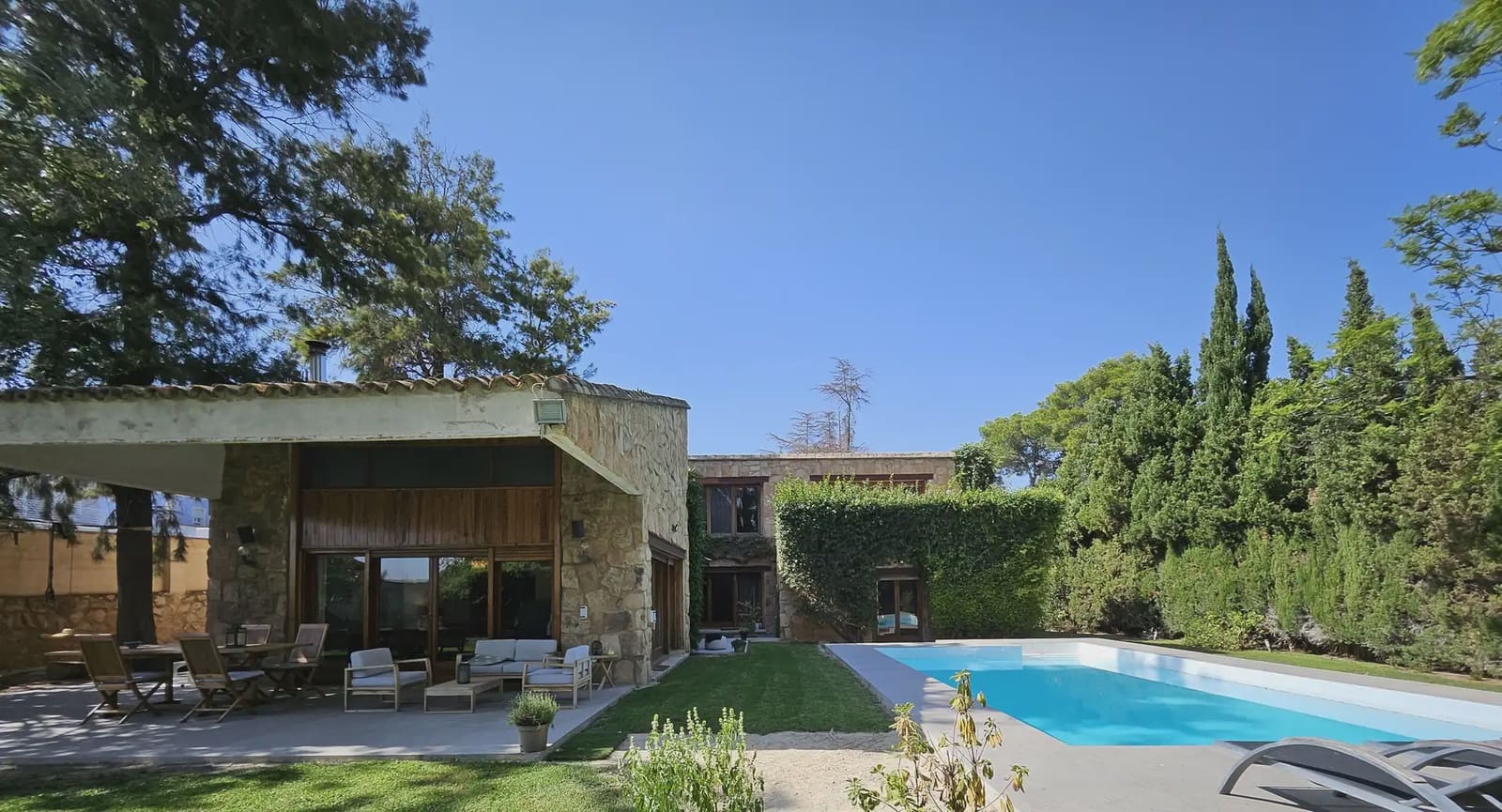 5 bedroom Villa for rent in Rocafort with pool garage - € 5,000 (Ref: 9897990)