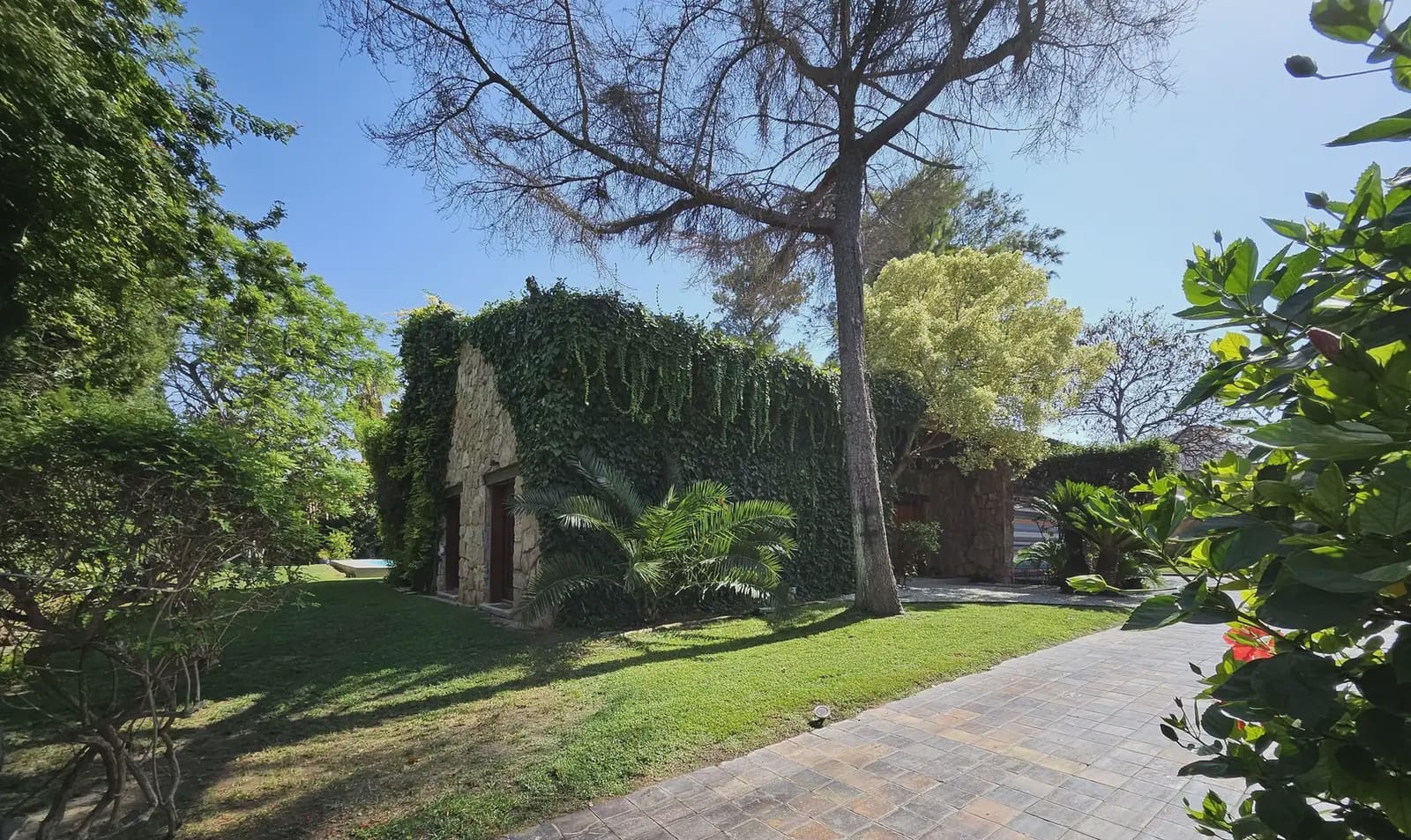 5 bedroom Villa for rent in Rocafort with pool garage - € 5,000 (Ref: 9897990)