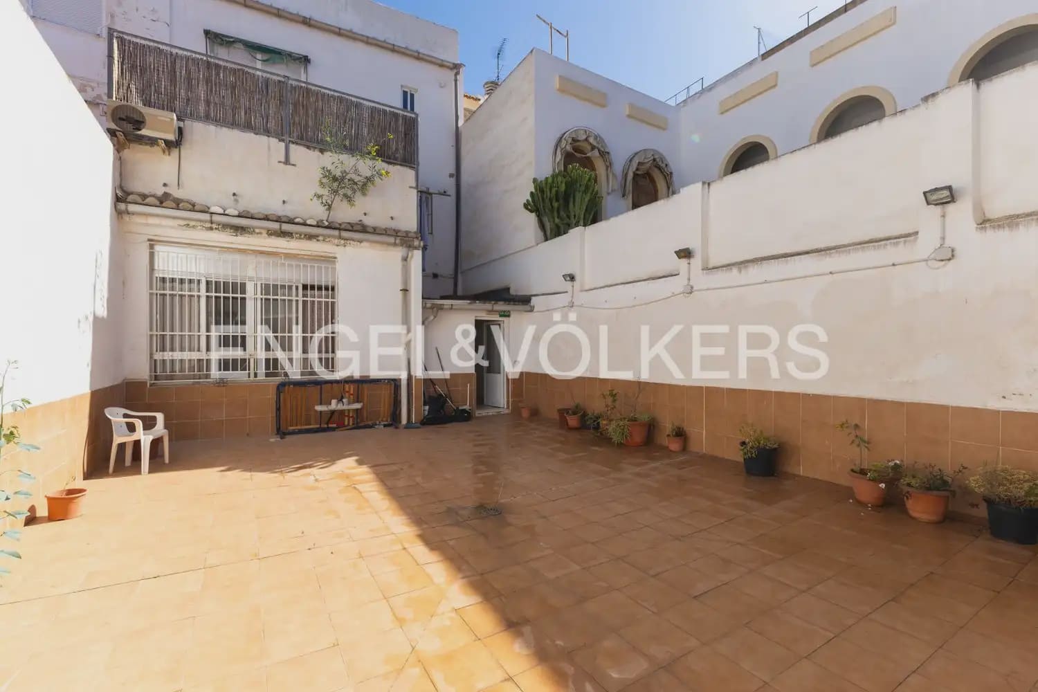 4 bedroom Townhouse for sale in Burjassot - € 290,000 (Ref: 9897998)