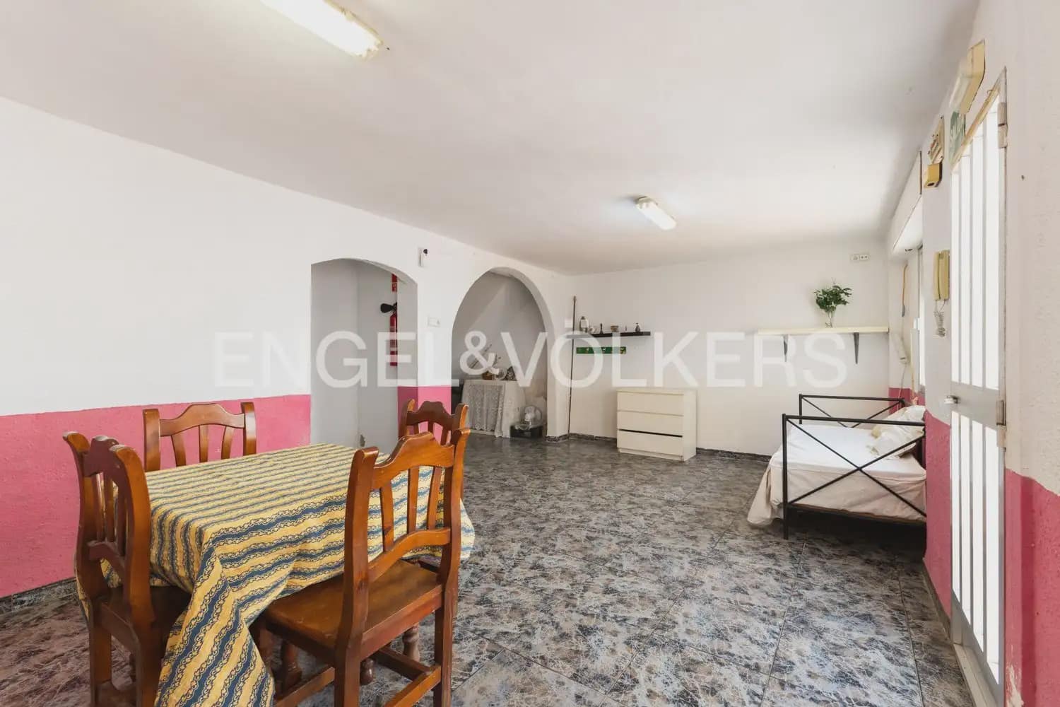 4 bedroom Townhouse for sale in Burjassot - € 290,000 (Ref: 9897998)