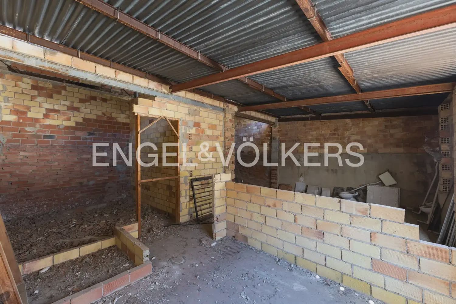 4 bedroom Townhouse for sale in Burjassot - € 290,000 (Ref: 9897998)