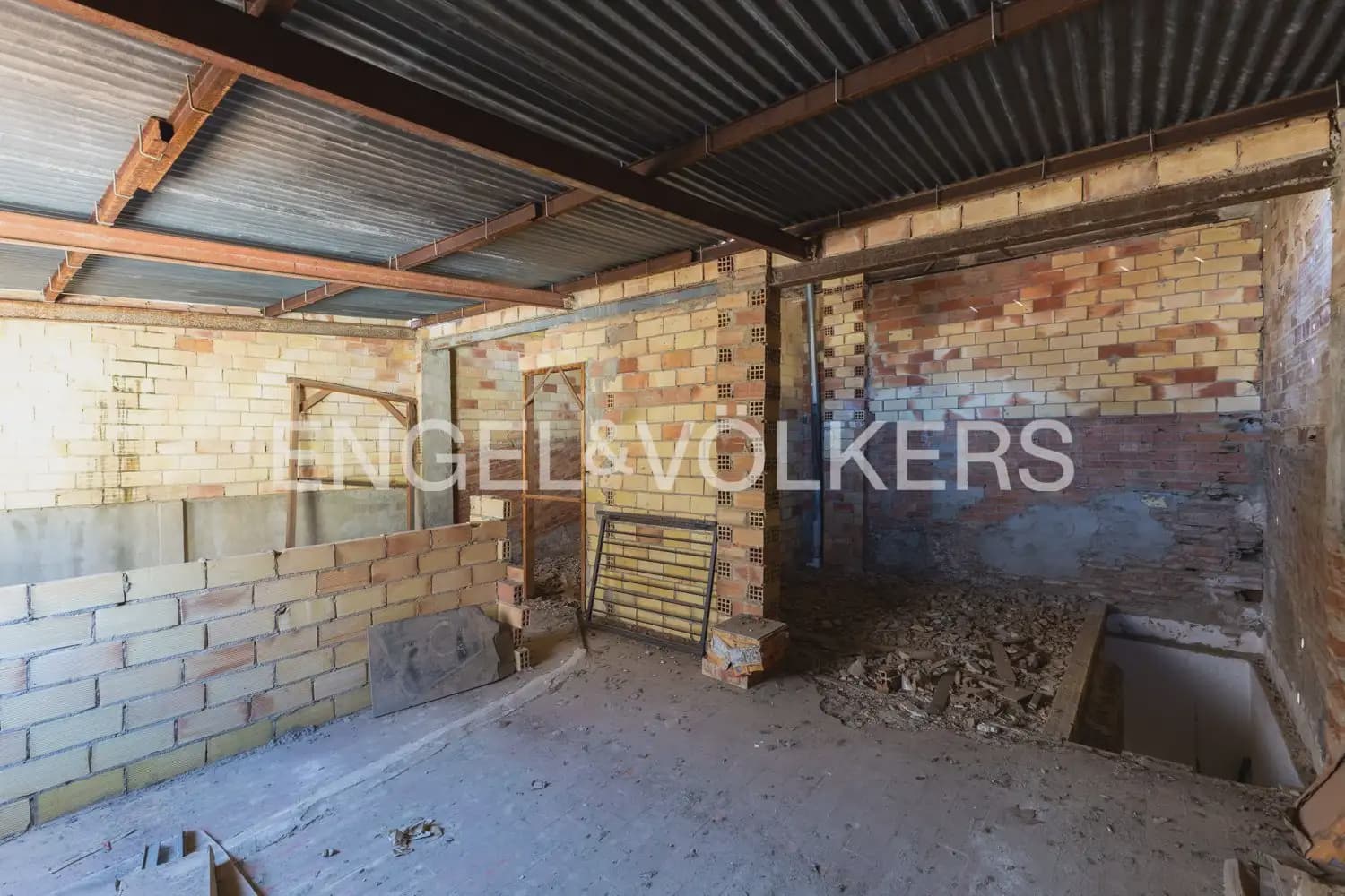 4 bedroom Townhouse for sale in Burjassot - € 290,000 (Ref: 9897998)