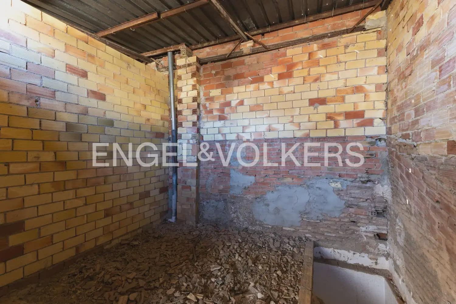 4 bedroom Townhouse for sale in Burjassot - € 290,000 (Ref: 9897998)