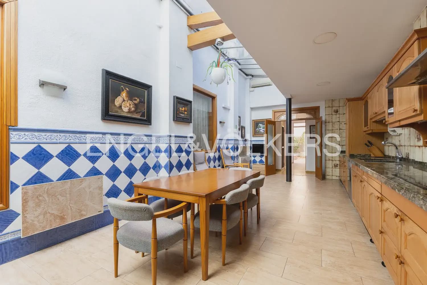 6 bedroom Townhouse for sale in Alberic - € 398,000 (Ref: 9898002)