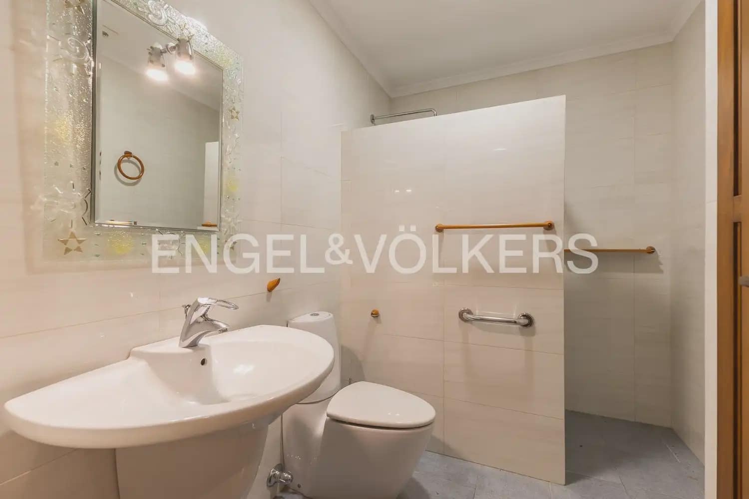 6 bedroom Townhouse for sale in Alberic - € 398,000 (Ref: 9898002)