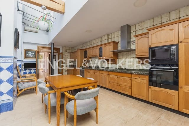 6 bedroom Townhouse for sale in Alberic - € 398,000 (Ref: 9898002)
