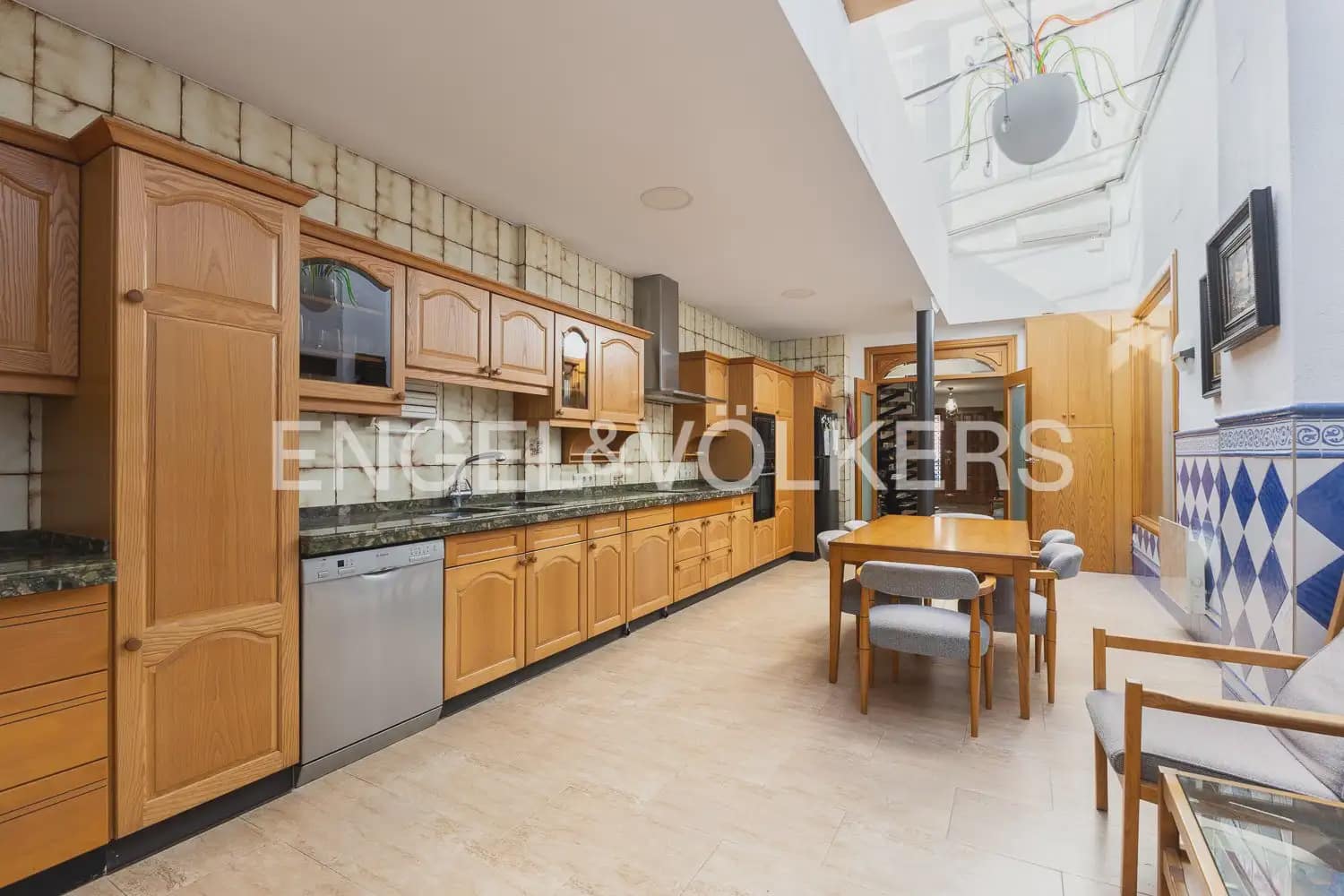 6 bedroom Townhouse for sale in Alberic - € 398,000 (Ref: 9898002)