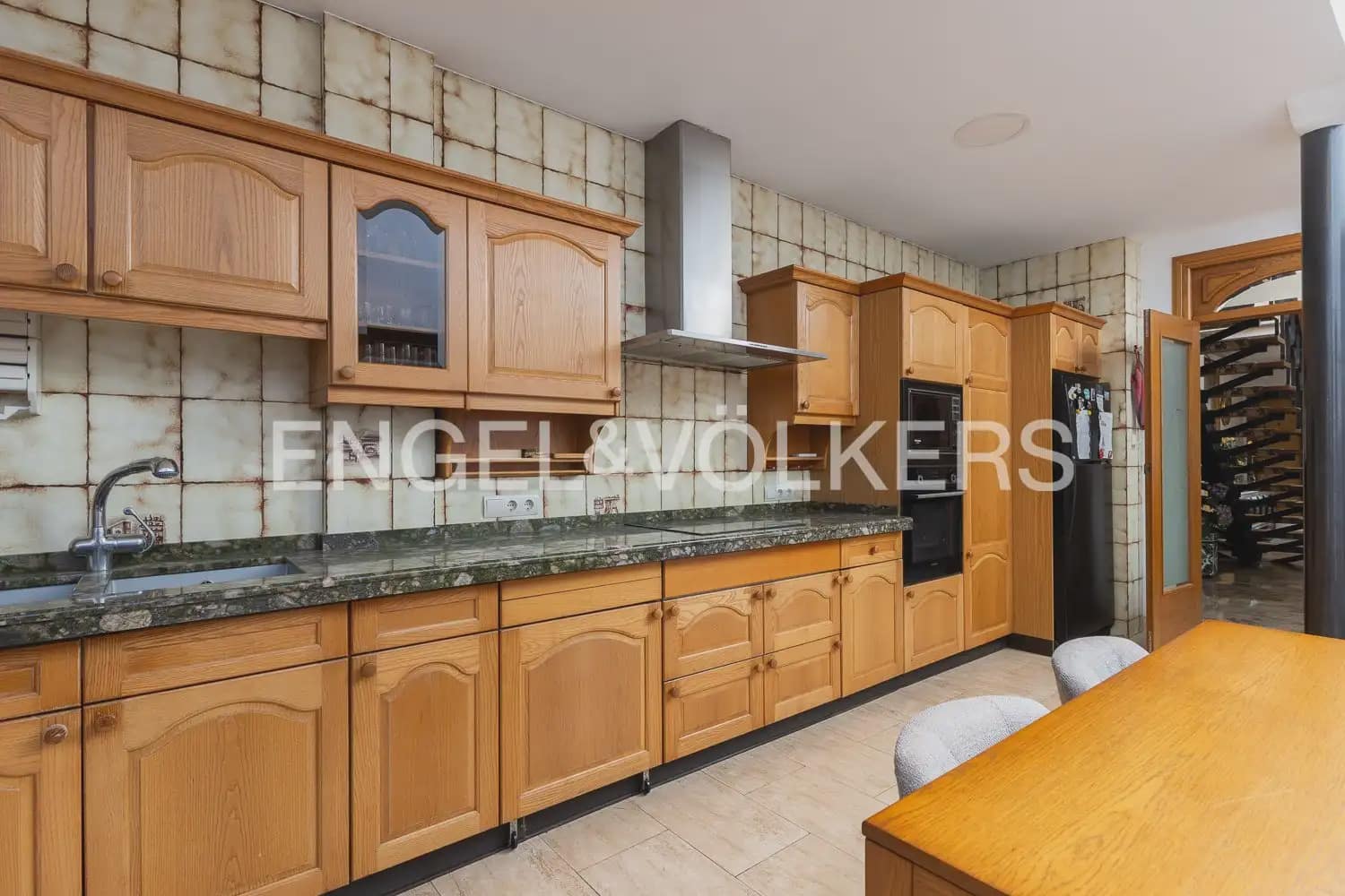 6 bedroom Townhouse for sale in Alberic - € 398,000 (Ref: 9898002)