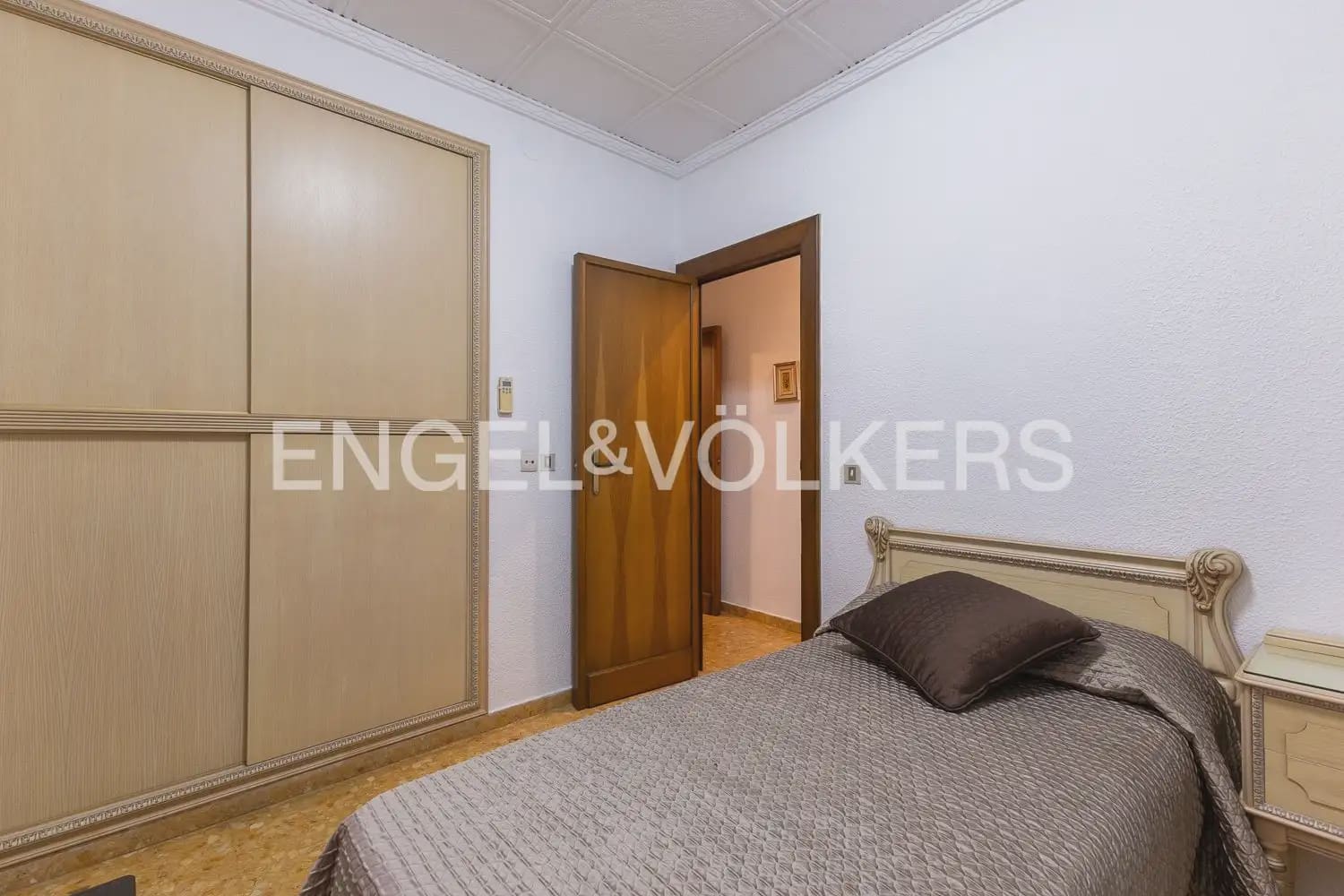 6 bedroom Townhouse for sale in Alberic - € 398,000 (Ref: 9898002)
