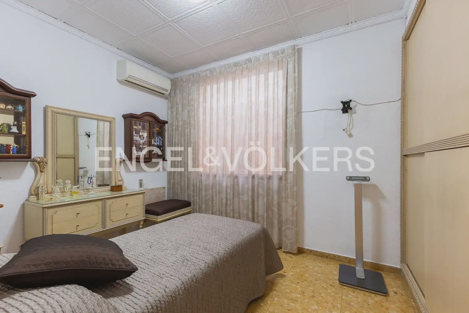 6 bedroom Townhouse for sale in Alberic - € 398,000 (Ref: 9898002)