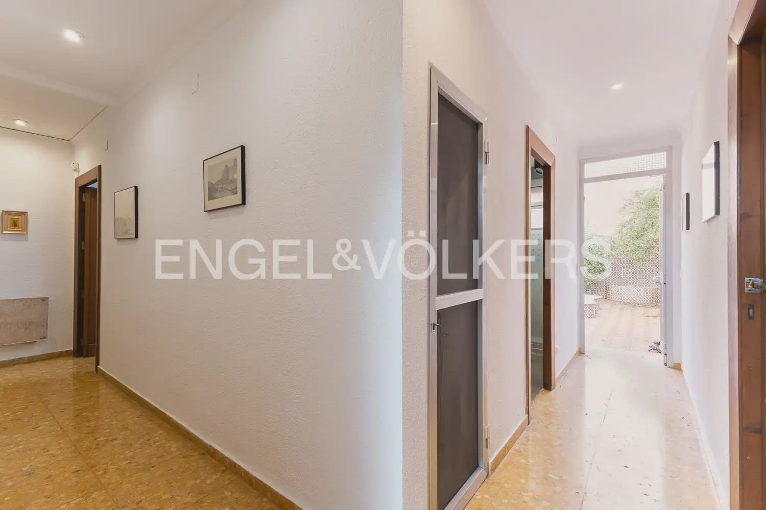 6 bedroom Townhouse for sale in Alberic - € 398,000 (Ref: 9898002)