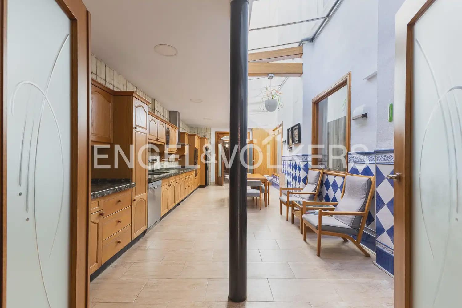 6 bedroom Townhouse for sale in Alberic - € 398,000 (Ref: 9898002)
