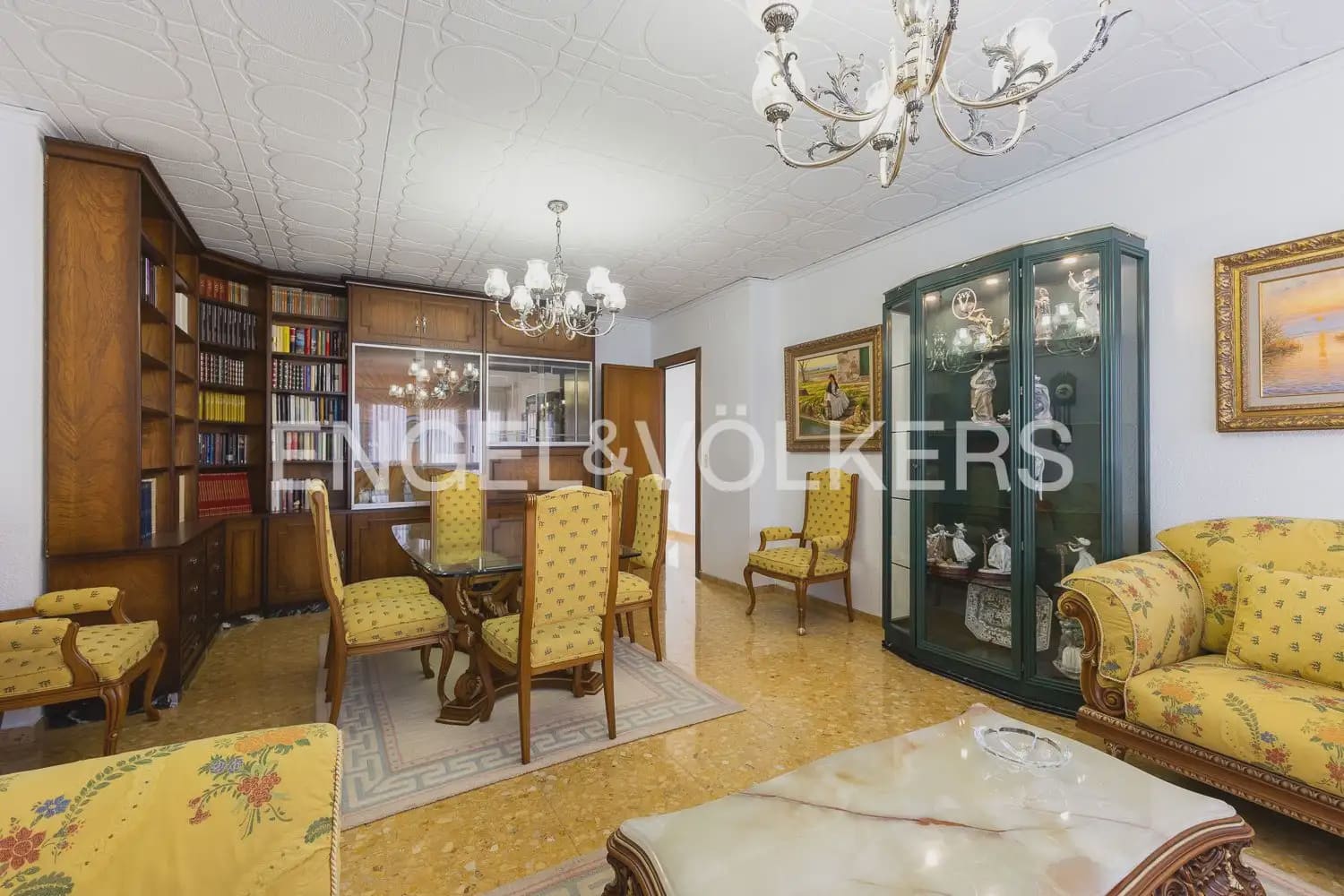 6 bedroom Townhouse for sale in Alberic - € 398,000 (Ref: 9898002)