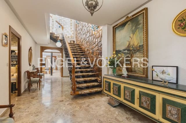 6 bedroom Townhouse for sale in Alberic - € 398,000 (Ref: 9898002)