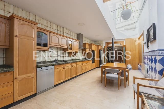6 bedroom Townhouse for sale in Alberic - € 398,000 (Ref: 9898002)
