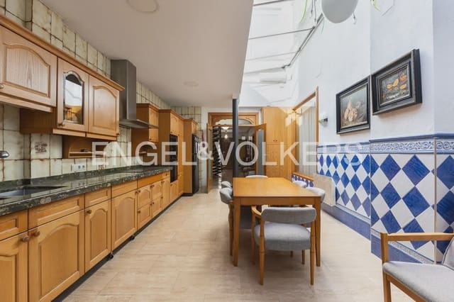 6 bedroom Townhouse for sale in Alberic - € 398,000 (Ref: 9898002)