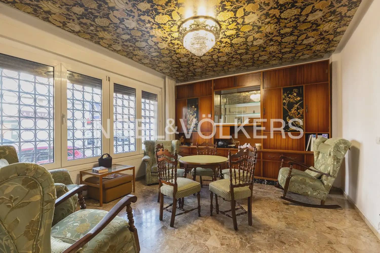 6 bedroom Townhouse for sale in Alberic - € 398,000 (Ref: 9898002)