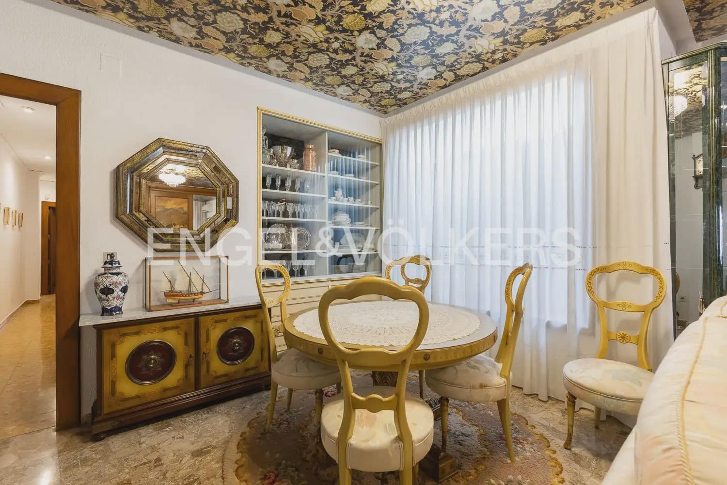 6 bedroom Townhouse for sale in Alberic - € 398,000 (Ref: 9898002)
