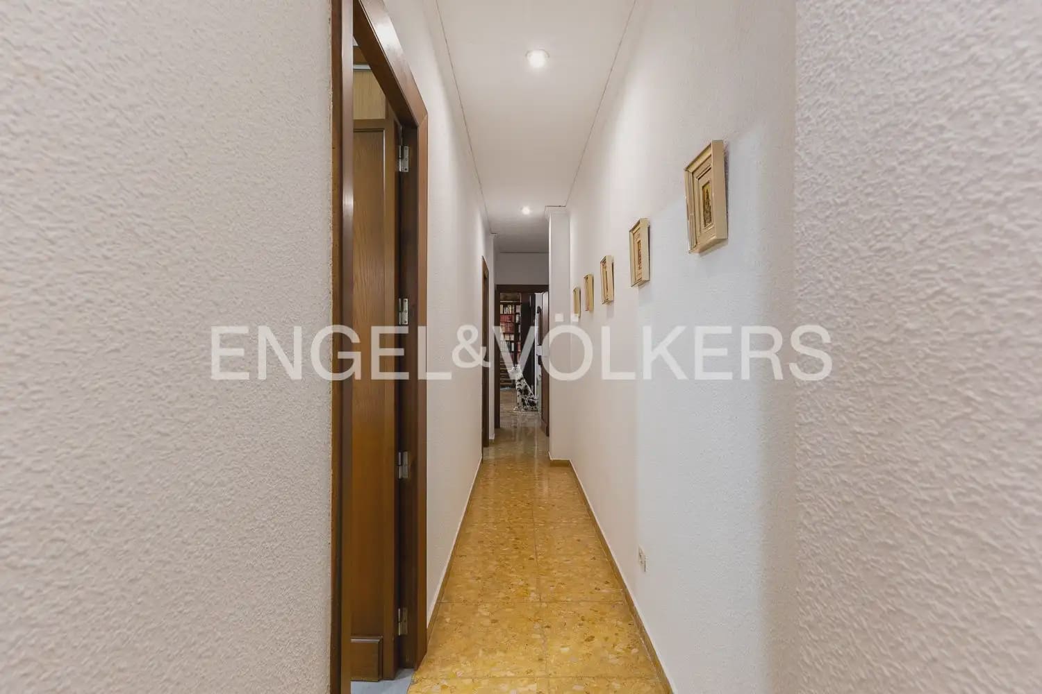 6 bedroom Townhouse for sale in Alberic - € 398,000 (Ref: 9898002)