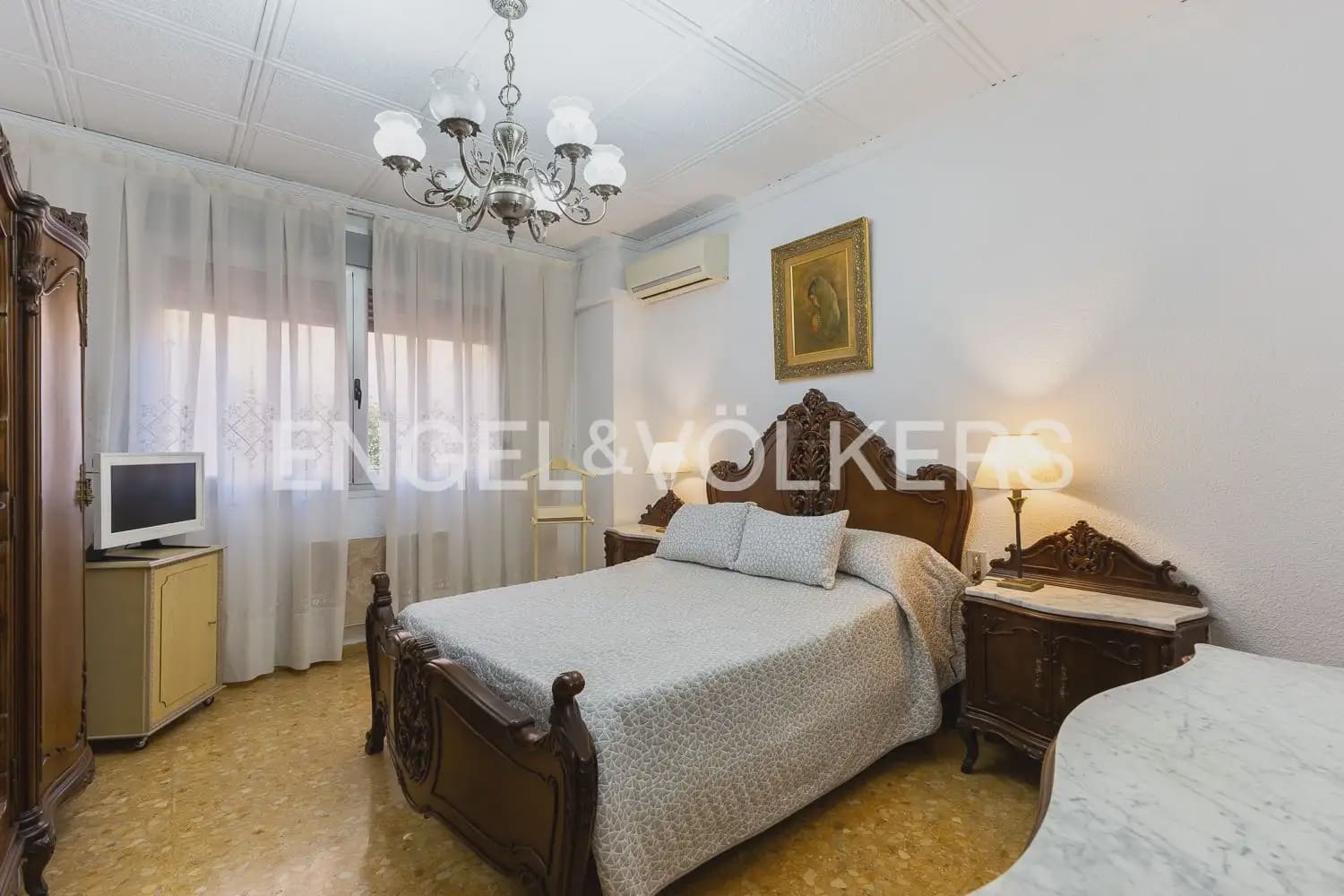 6 bedroom Townhouse for sale in Alberic - € 398,000 (Ref: 9898002)