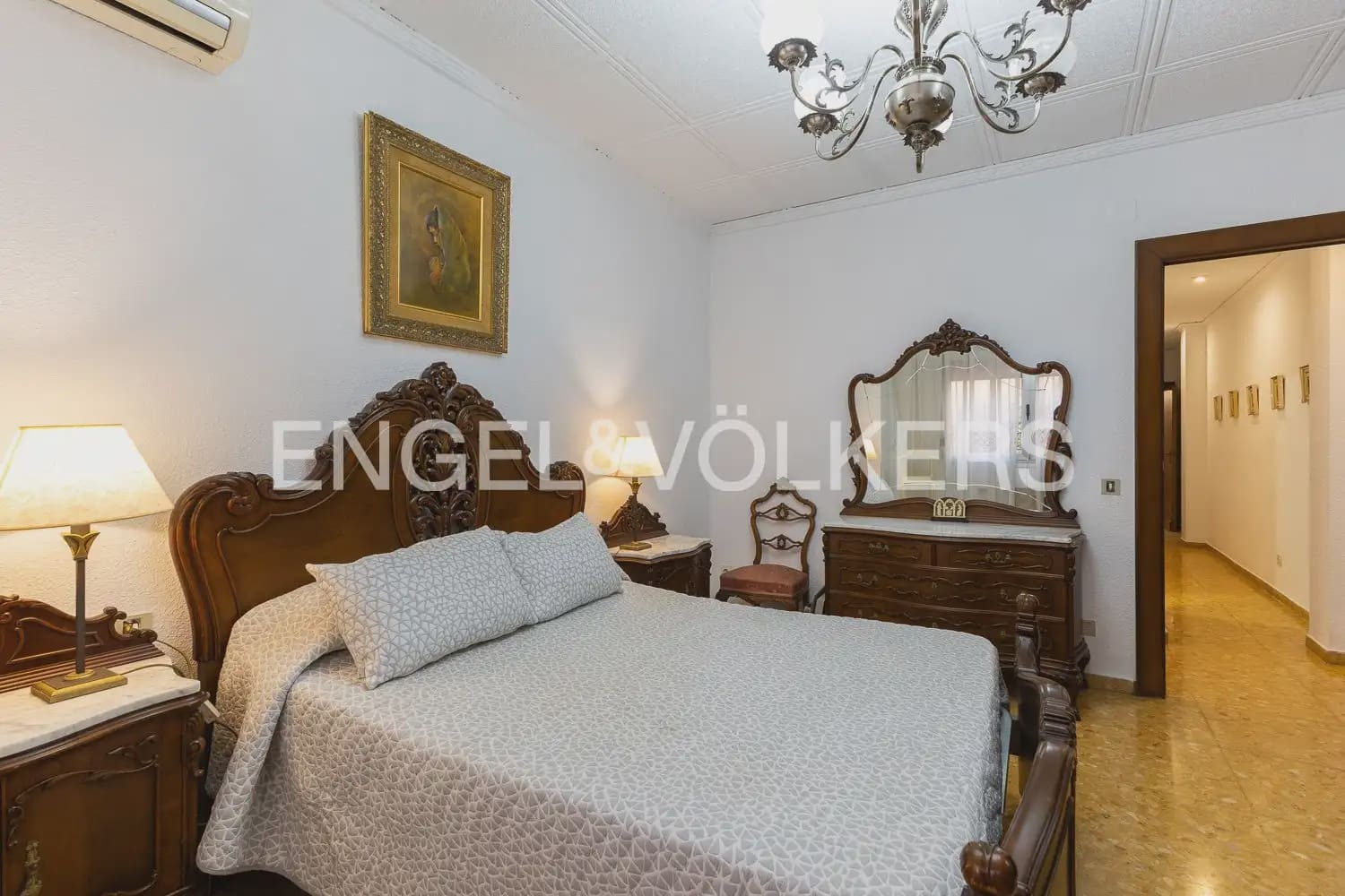 6 bedroom Townhouse for sale in Alberic - € 398,000 (Ref: 9898002)