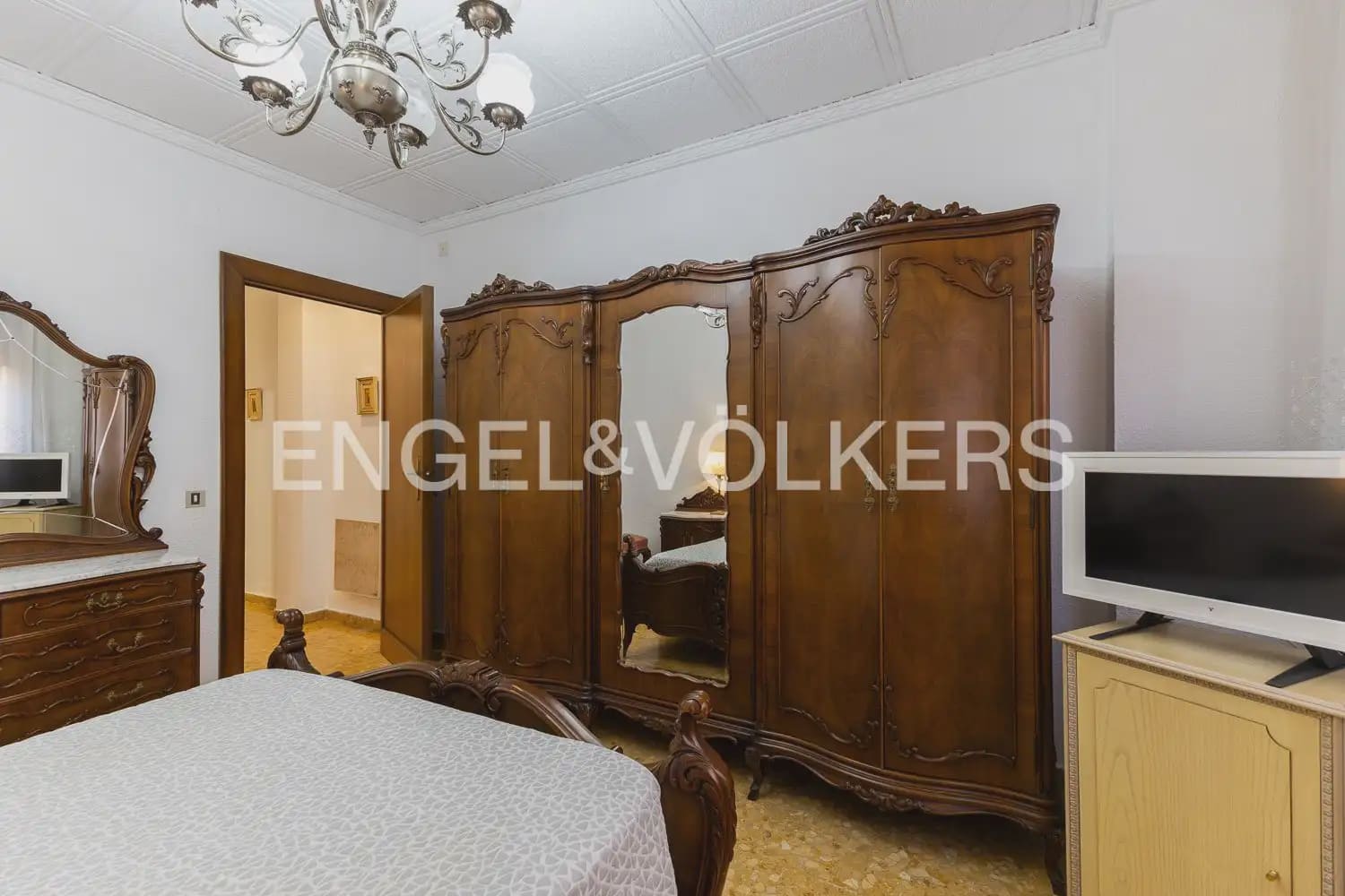 6 bedroom Townhouse for sale in Alberic - € 398,000 (Ref: 9898002)
