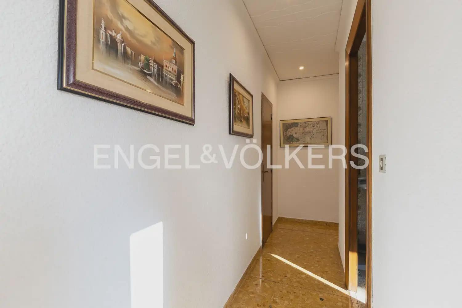 6 bedroom Townhouse for sale in Alberic - € 398,000 (Ref: 9898002)