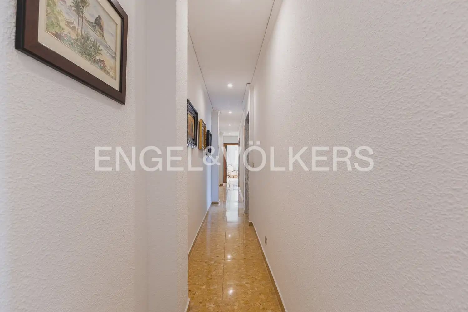 6 bedroom Townhouse for sale in Alberic - € 398,000 (Ref: 9898002)