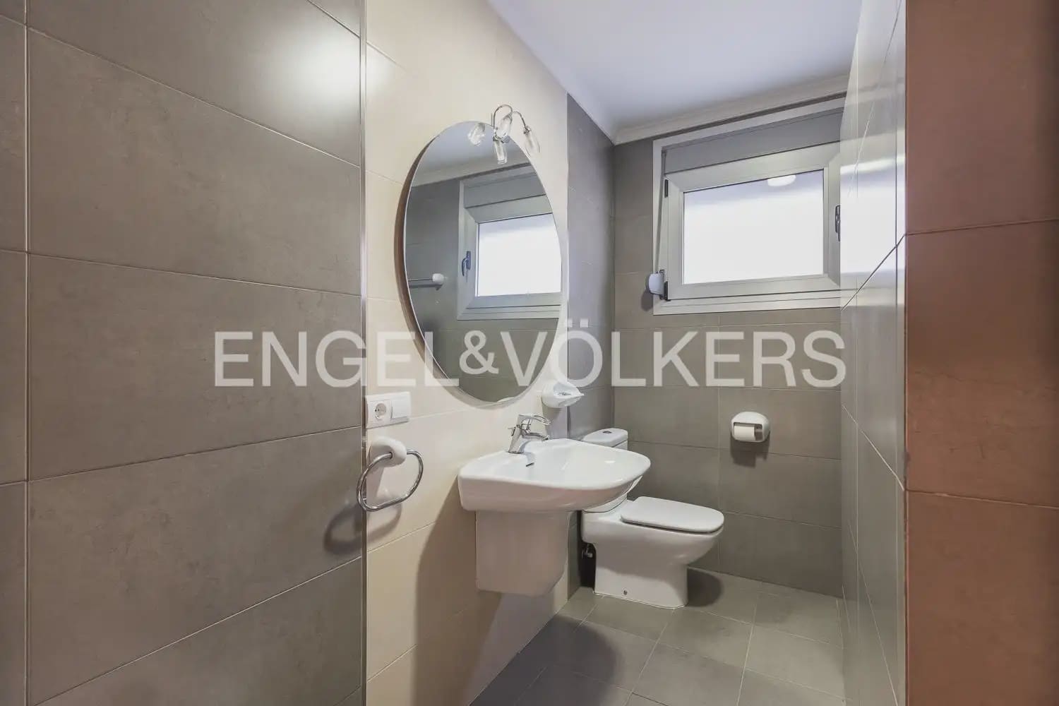 6 bedroom Townhouse for sale in Alberic - € 398,000 (Ref: 9898002)