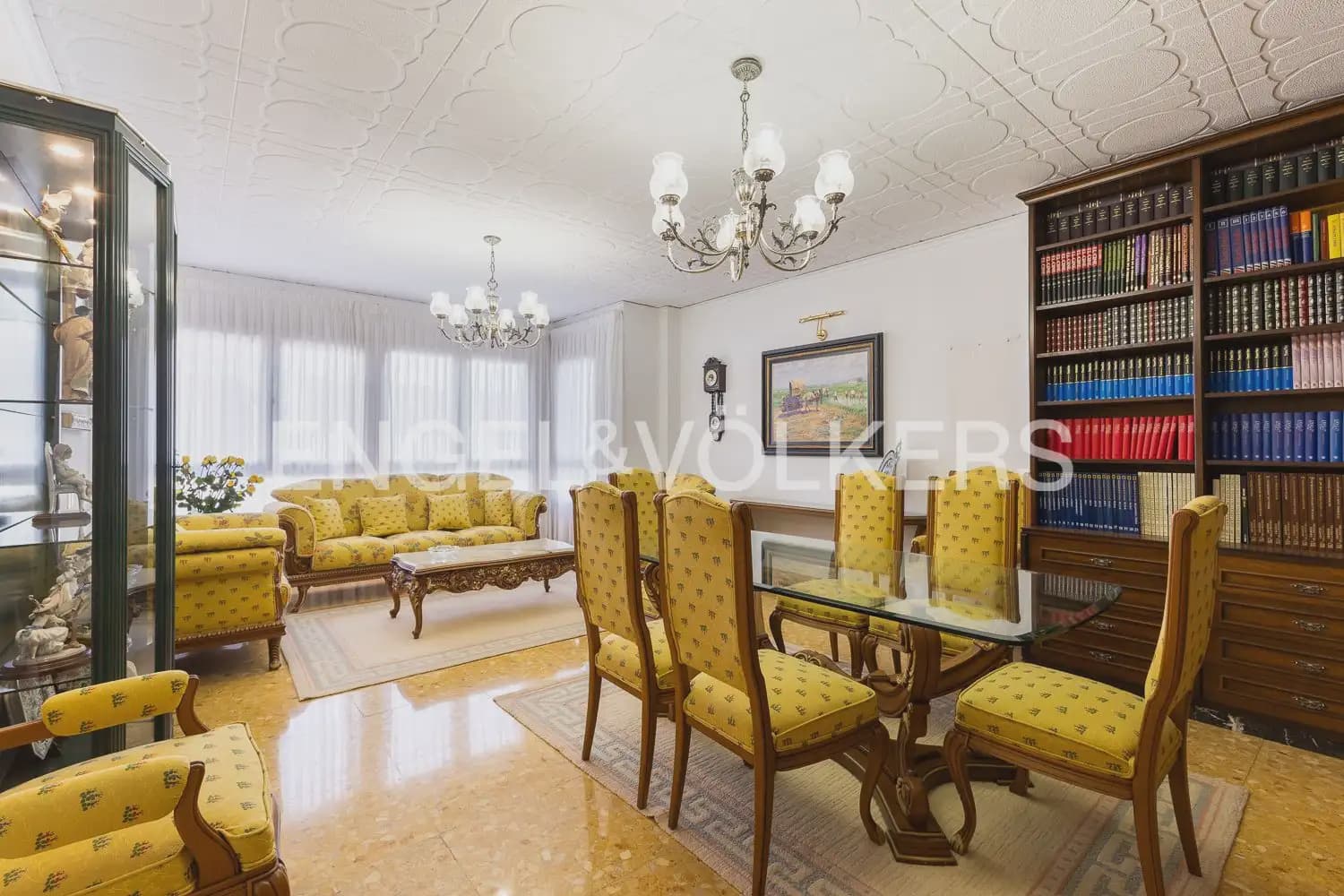 6 bedroom Townhouse for sale in Alberic - € 398,000 (Ref: 9898002)