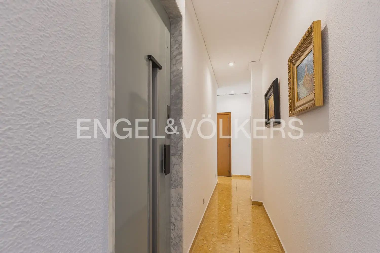 6 bedroom Townhouse for sale in Alberic - € 398,000 (Ref: 9898002)