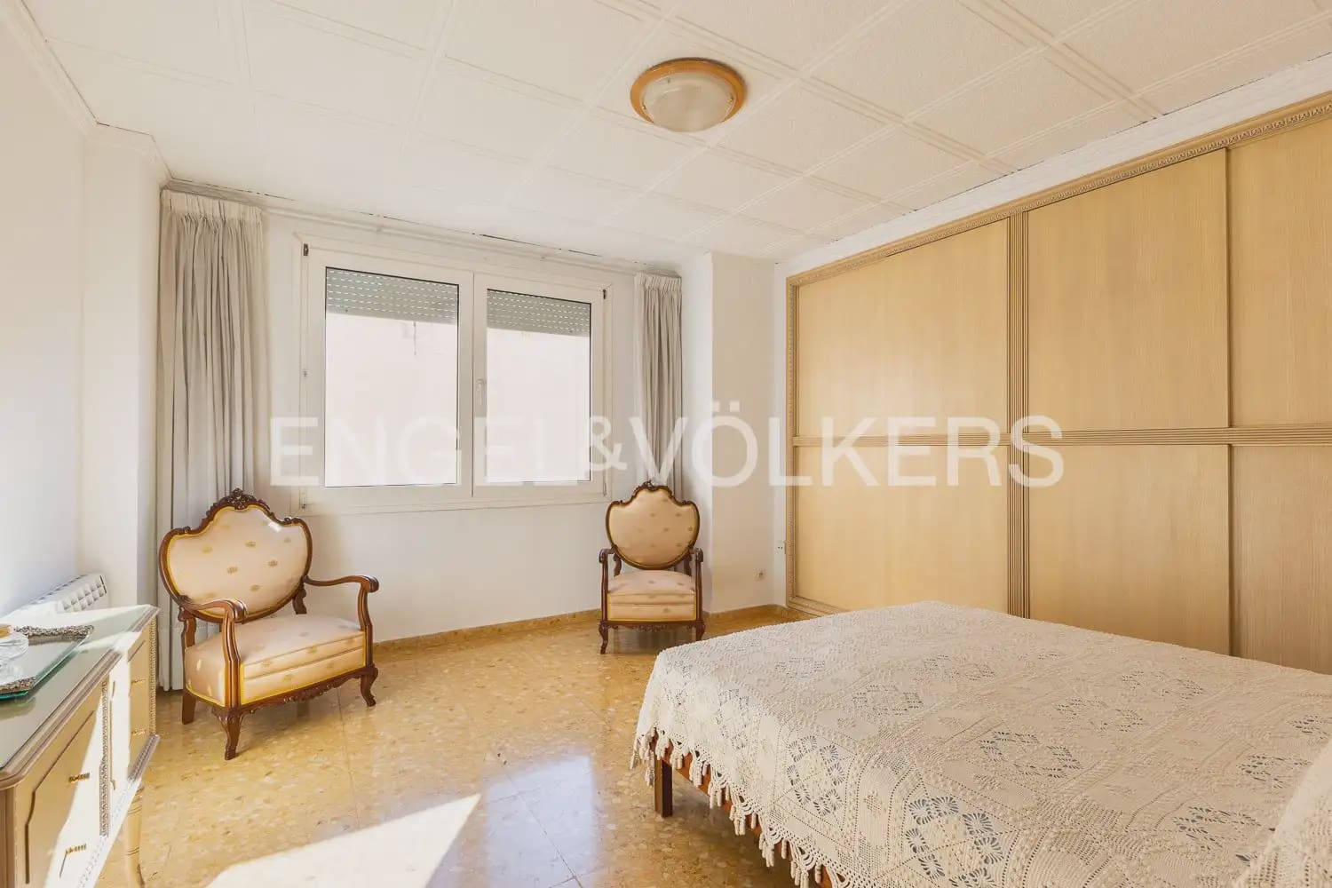 6 bedroom Townhouse for sale in Alberic - € 398,000 (Ref: 9898002)