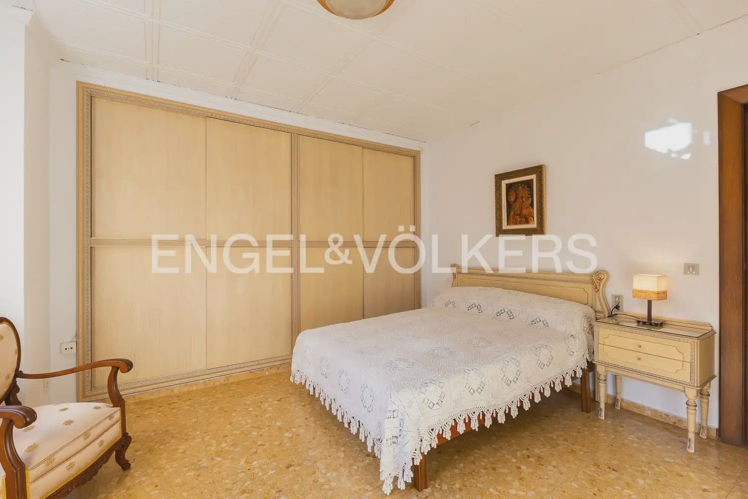 6 bedroom Townhouse for sale in Alberic - € 398,000 (Ref: 9898002)