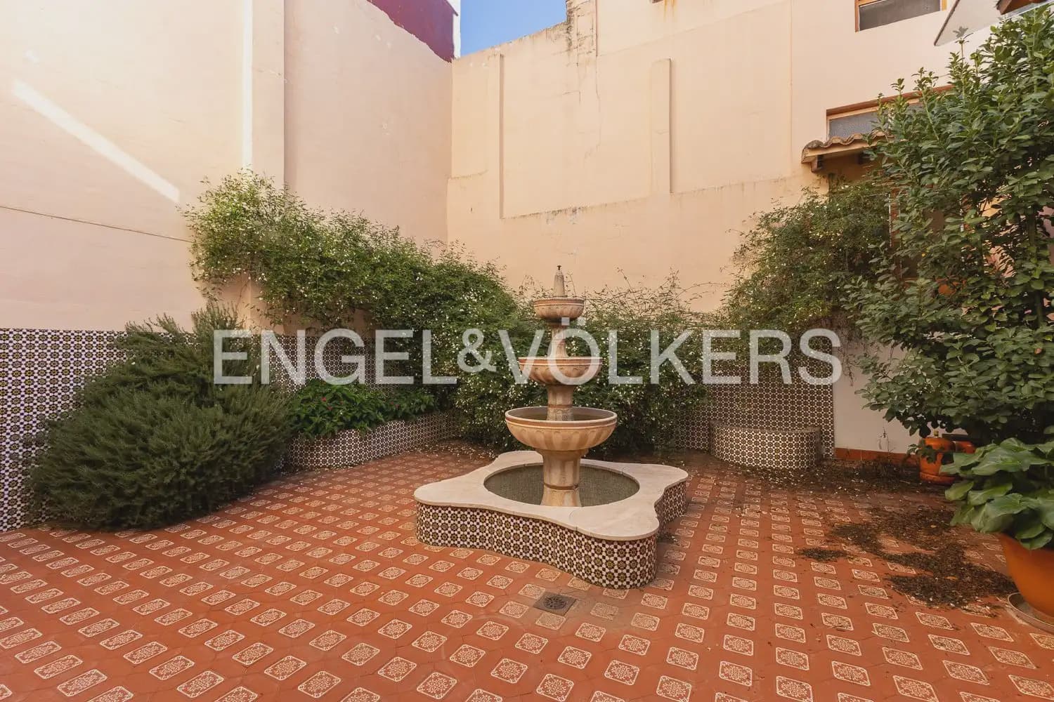 6 bedroom Townhouse for sale in Alberic - € 398,000 (Ref: 9898002)