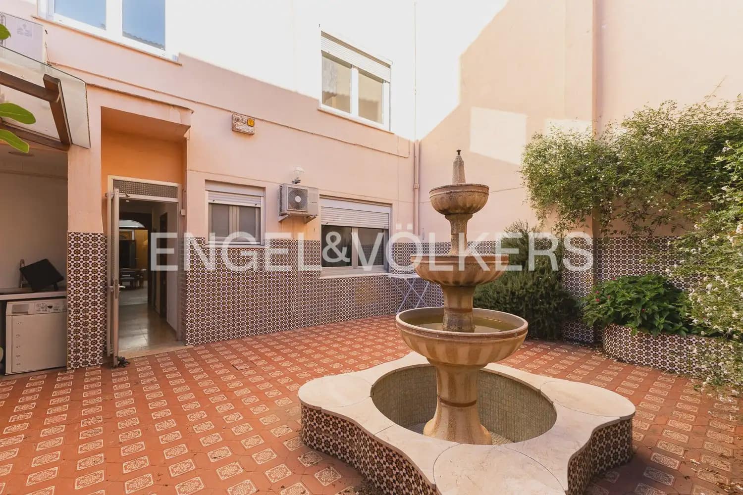 6 bedroom Townhouse for sale in Alberic - € 398,000 (Ref: 9898002)
