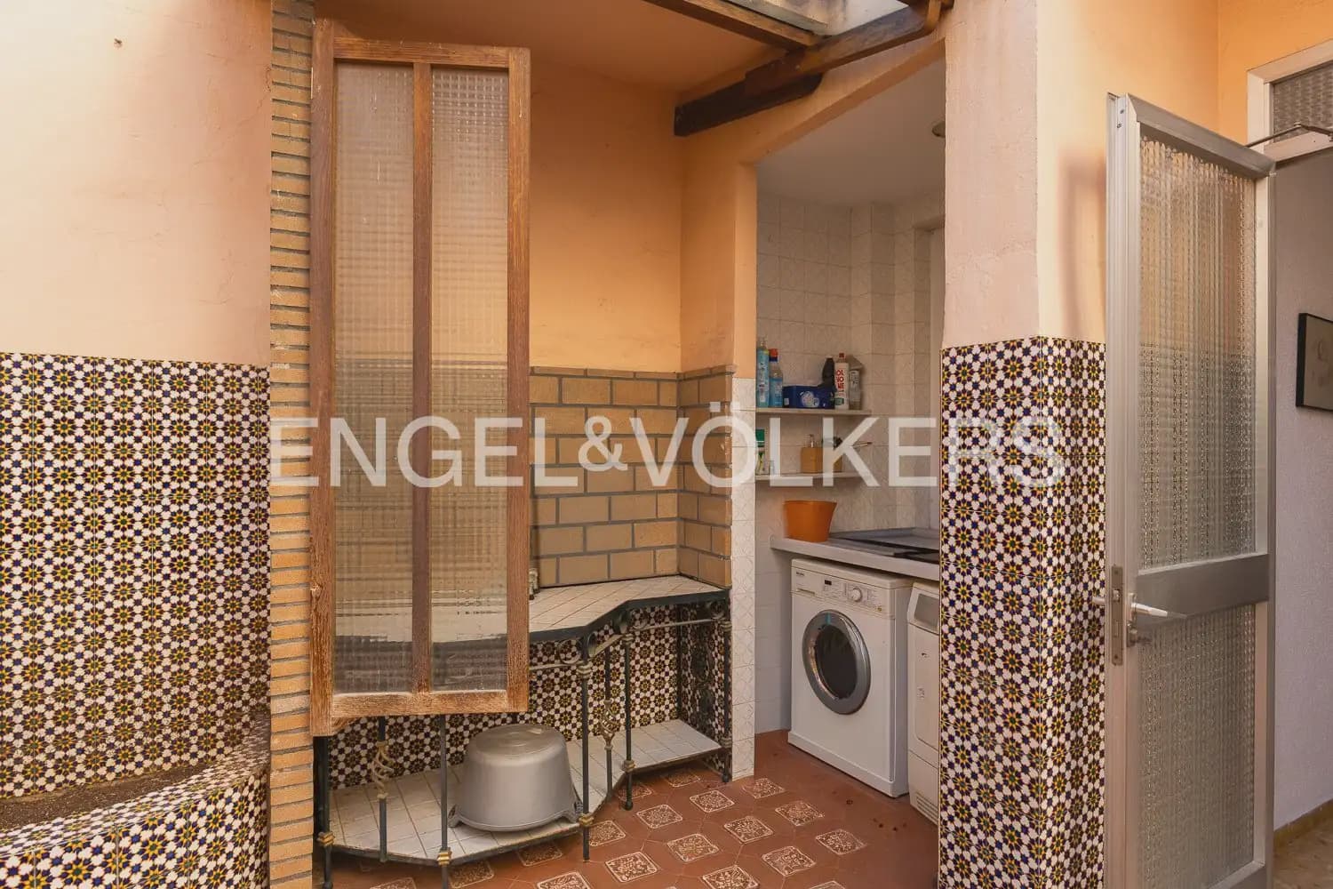 6 bedroom Townhouse for sale in Alberic - € 398,000 (Ref: 9898002)