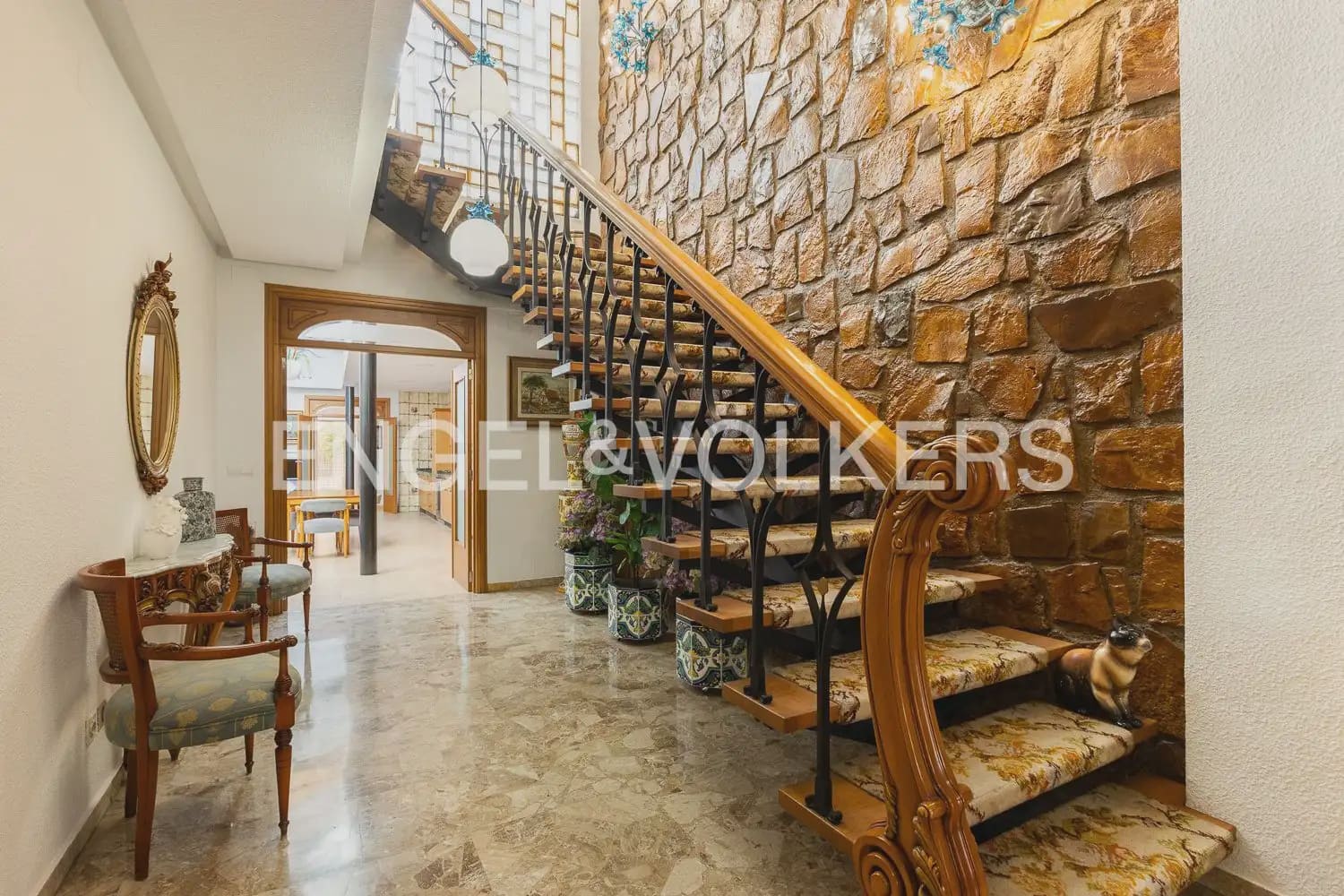 6 bedroom Townhouse for sale in Alberic - € 398,000 (Ref: 9898002)
