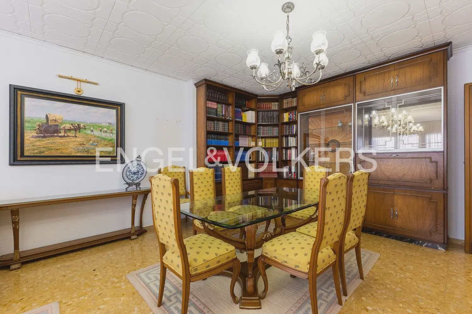 6 bedroom Townhouse for sale in Alberic - € 398,000 (Ref: 9898002)