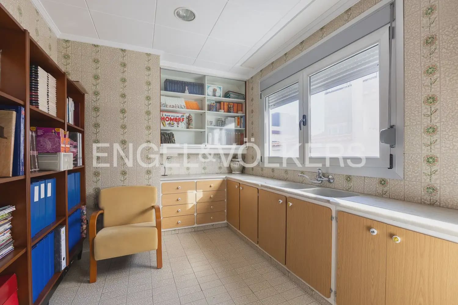 6 bedroom Townhouse for sale in Alberic - € 398,000 (Ref: 9898002)