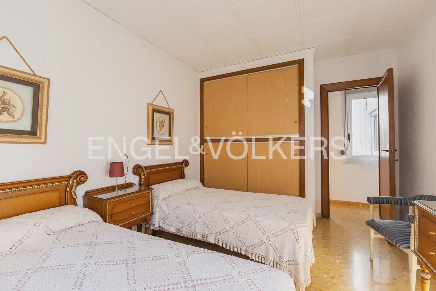 6 bedroom Townhouse for sale in Alberic - € 398,000 (Ref: 9898002)