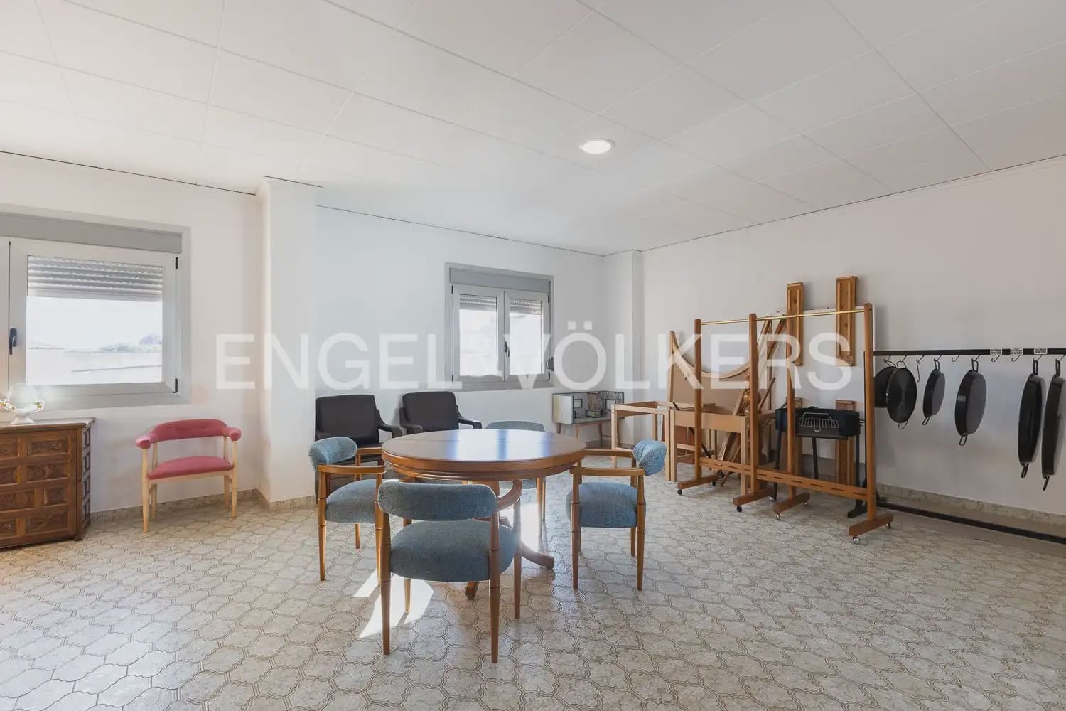 6 bedroom Townhouse for sale in Alberic - € 398,000 (Ref: 9898002)