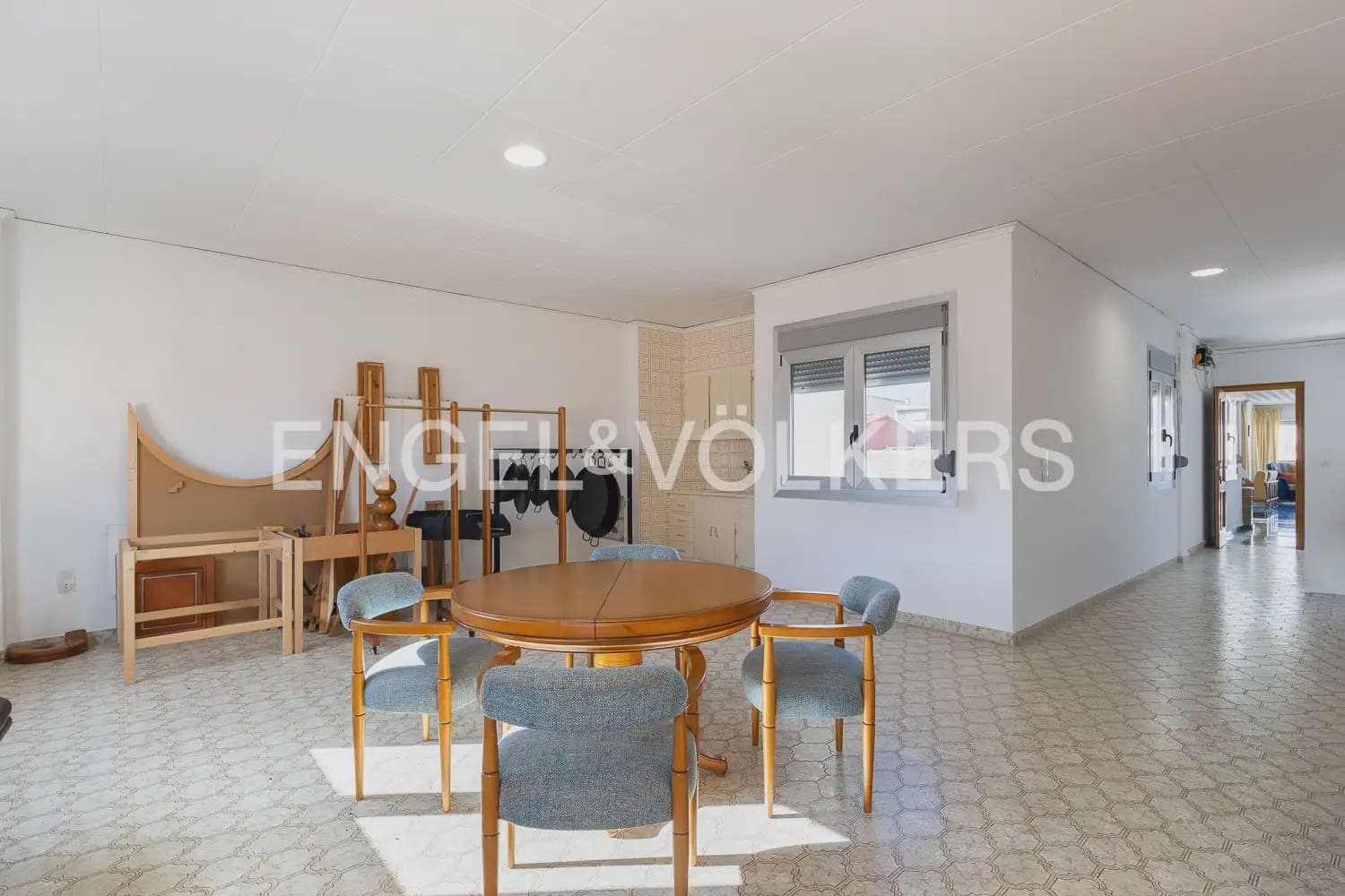 6 bedroom Townhouse for sale in Alberic - € 398,000 (Ref: 9898002)