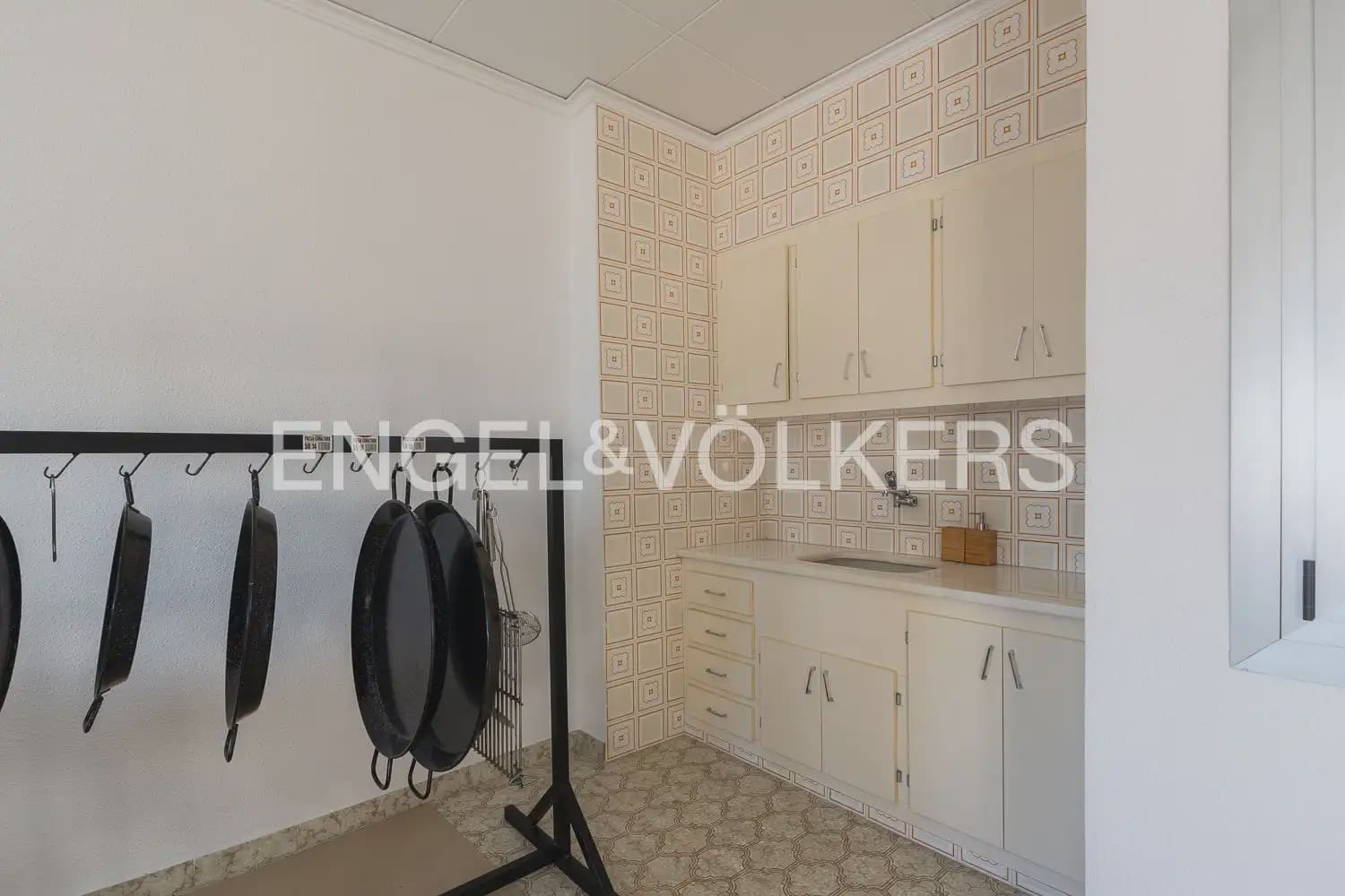 6 bedroom Townhouse for sale in Alberic - € 398,000 (Ref: 9898002)