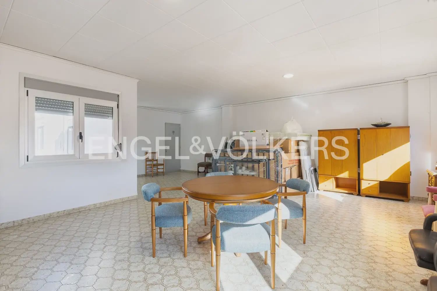 6 bedroom Townhouse for sale in Alberic - € 398,000 (Ref: 9898002)