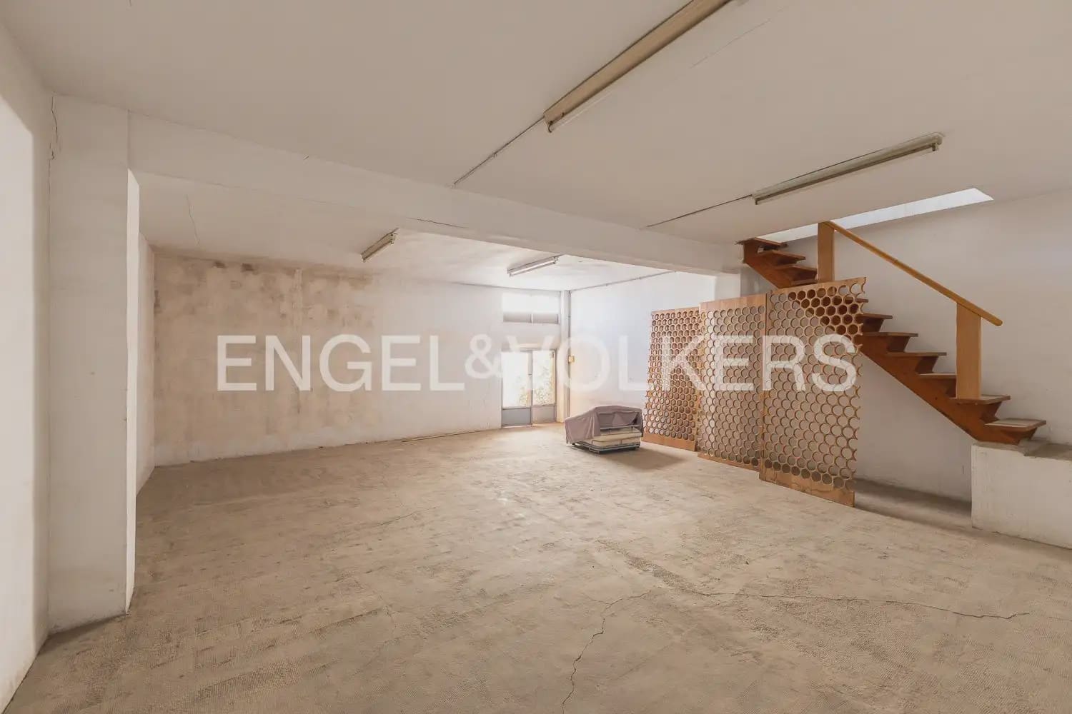 6 bedroom Townhouse for sale in Alberic - € 398,000 (Ref: 9898002)