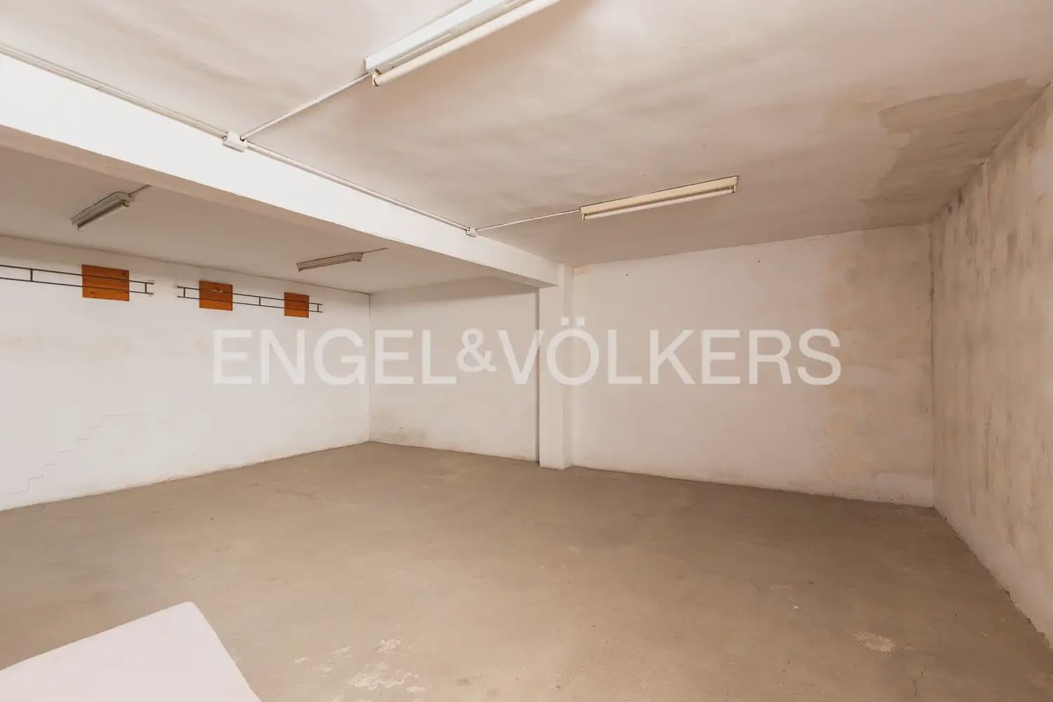 6 bedroom Townhouse for sale in Alberic - € 398,000 (Ref: 9898002)